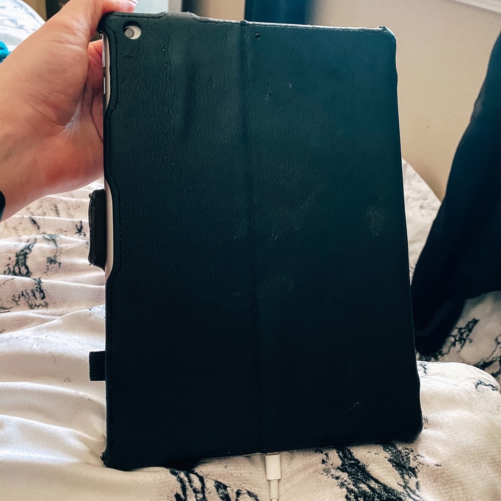 iPad - Picture 4 of 5